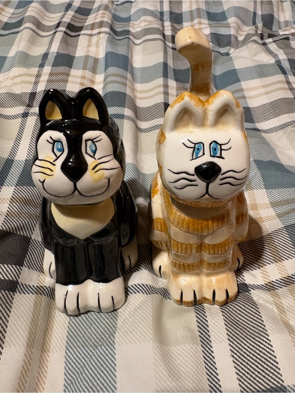Pair of Ceramic Cat Figurine Salt & Pepper Shakers SEE DESCRIPTION